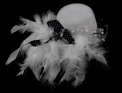 Шляпка гламур с перьями белая Шляпка гламур с перьями белая