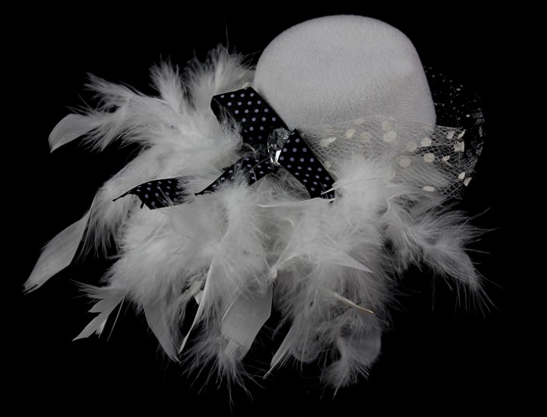 Капелюшок гламур з пір'ям білий Капелюшок гламур з пір'ям білий