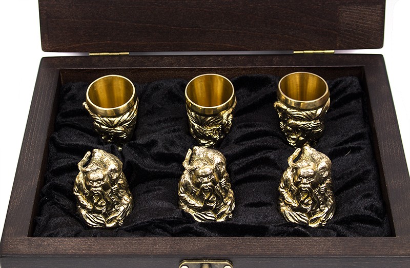 Набір " Козацька рада " : чарки 6шт у футлярі з натурального дерева Набір " Козацька рада " : чарки 6шт у футлярі з натурального дерева