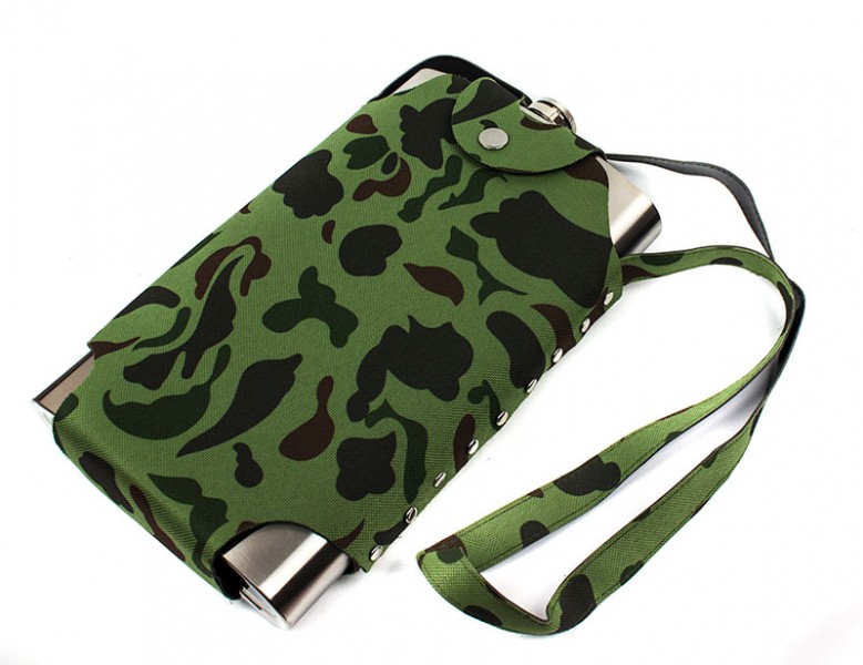 Фляга з нержавіючої сталі в камуфляжному чохлі Фляга з нержавіючої сталі в камуфляжному чохлі