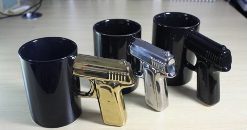 Чашка " Пістолет Чорний " зі срібною ручкою Чашка " Пістолет Чорний " зі срібною ручкою