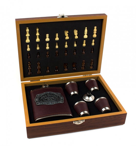 Набір шахи та фляга бардова Набір шахи та фляга бардова