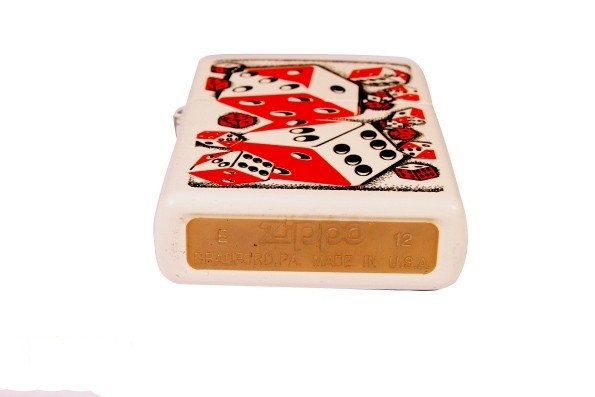 Запальничка Zippo 28031 Dicey, White Matte Запальничка Zippo 28031 Dicey, White Matte