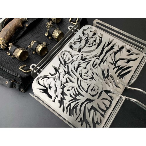 Решітка " Вовк " з ножем, вилкою та чарками Решітка " Вовк " з ножем, вилкою та чарками