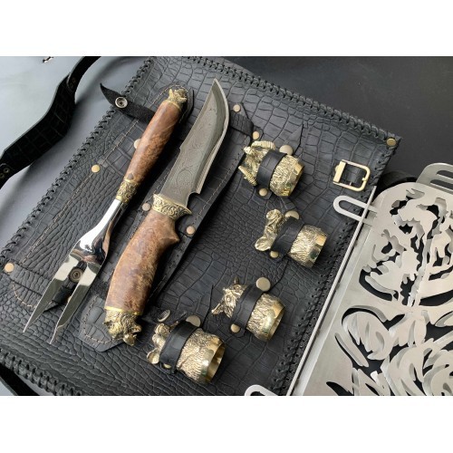 Решітка " Вовк " з ножем, вилкою та чарками Решітка " Вовк " з ножем, вилкою та чарками