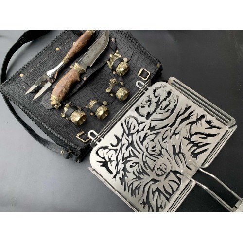 Решітка " Вовк " з ножем, вилкою та чарками Решітка " Вовк " з ножем, вилкою та чарками