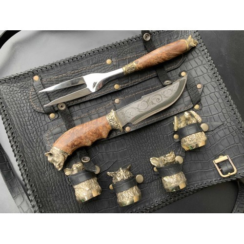 Решітка " Вовк " з ножем, вилкою та чарками Решітка " Вовк " з ножем, вилкою та чарками