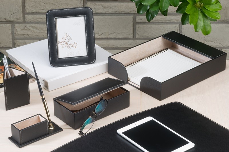 Набір настільний Bestar NAVY із 6 предметів штучна шкіра чорного кольору Набір настільний Bestar NAVY із 6 предметів штучна шкіра чорного кольору