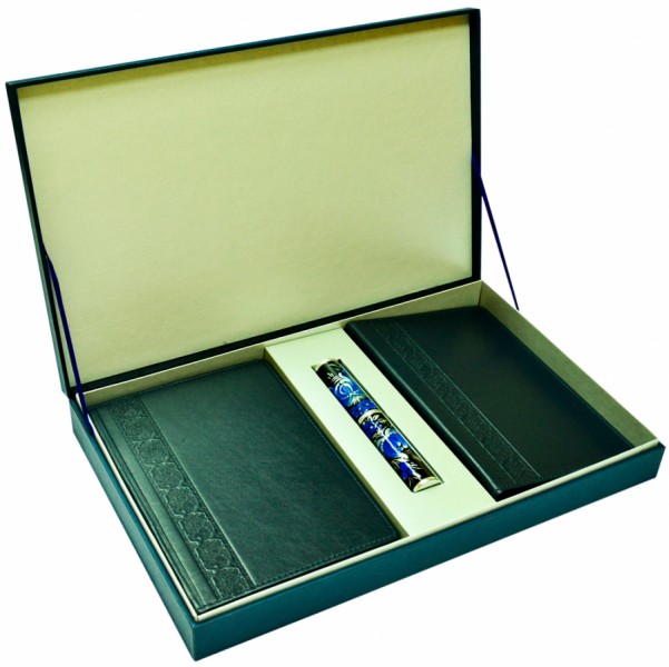 Подарунковий набір «Бізнес»: щоденник, візитниця у шкіряній палітурці, металева ручка у футлярі, подарункова коробка Подарунковий набір «Бізнес»: щоденник, візитниця у шкіряній палітурці, металева ручка у футлярі, подарункова коробка