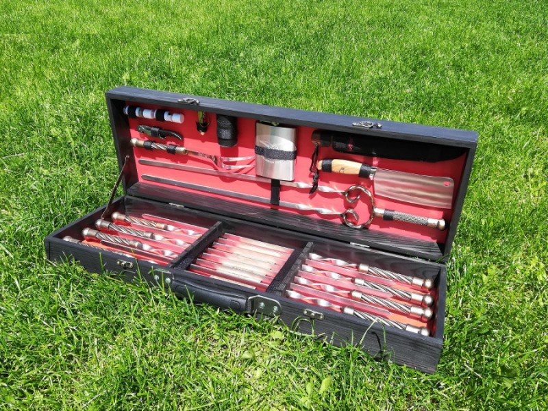 НАБОР ШАМПУРОВ С КОВАННОЙ РУЧКОЙ КАНАТ В ДЕРЕВЯННОМ ЧЕРНО-КРАСНОМ КЕЙСЕ НАБОР ШАМПУРОВ С КОВАННОЙ РУЧКОЙ КАНАТ В ДЕРЕВЯННОМ ЧЕРНО-КРАСНОМ КЕЙСЕ