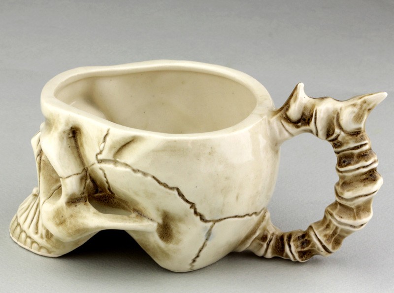 Кружка Череп с костями бежевая  Кружка Череп с костями бежевая