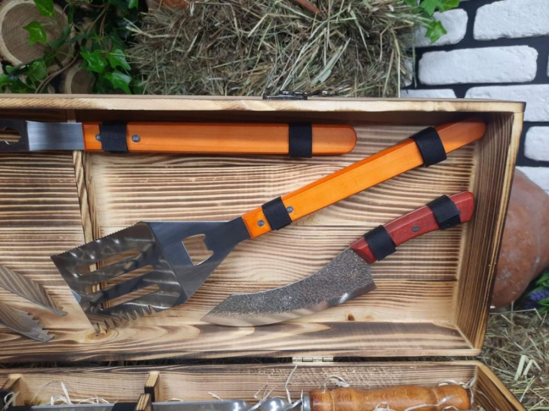 Набор 8 шампуров "Master" (730х15х3 мм) + набор аксессуаров в деревянном кейсе Набор 8 шампуров "Master" (730х15х3 мм) + набор аксессуаров в деревянном кейсе