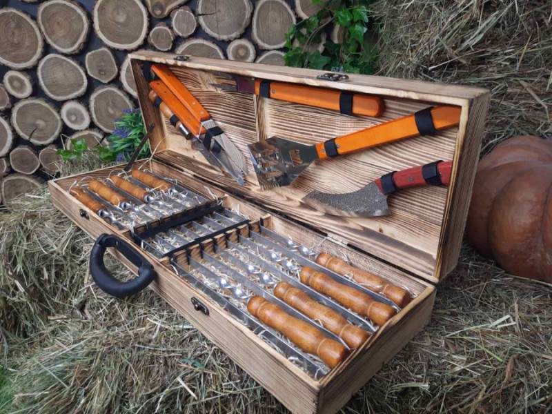 Набор 8 шампуров "Master" (730х15х3 мм) + набор аксессуаров в деревянном кейсе