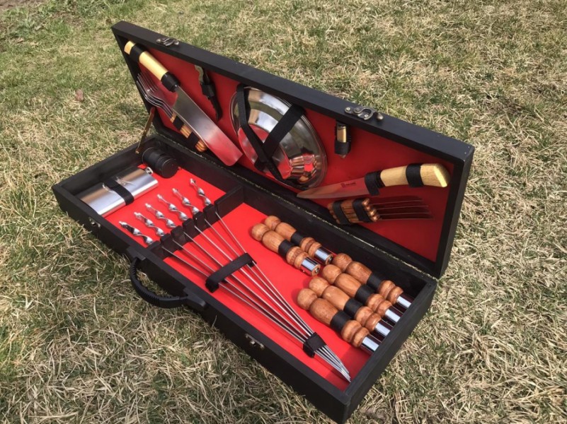 Набор из 6 разборных шампуров для мяса Profi (650х12х2,5 мм) Набор из 6 разборных шампуров для мяса Profi (650х12х2,5 мм)