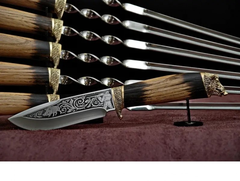 Подарунок набір шампурів з ножем Дикі кабани Подарунок набір шампурів з ножем Дикі кабани