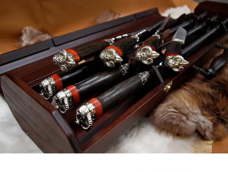 Набор шампуров с ножом Викинги в деревянном кейсе Набор шампуров с ножом Викинги в деревянном кейсе