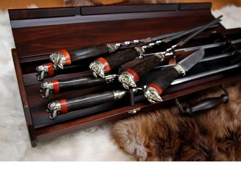 Набор шампуров с ножом Викинги в деревянном кейсе Набор шампуров с ножом Викинги в деревянном кейсе