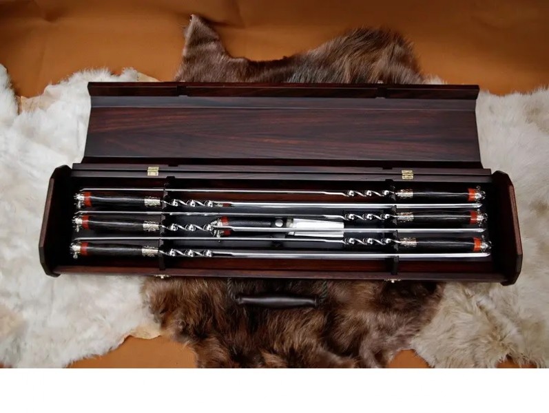 Набор шампуров с ножом Викинги в деревянном кейсе Набор шампуров с ножом Викинги в деревянном кейсе