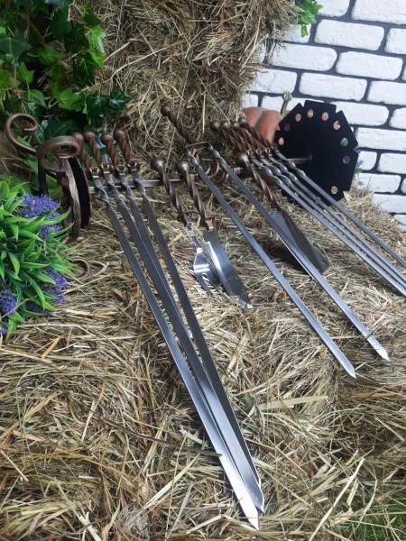 Набір із 8 шампурів "Вікінг" з кованою ручкою (700х12х3 мм) на підставці + набір із 4 аксесуарів Набір із 8 шампурів "Вікінг" з кованою ручкою (700х12х3 мм) на підставці + набір із 4 аксесуарів