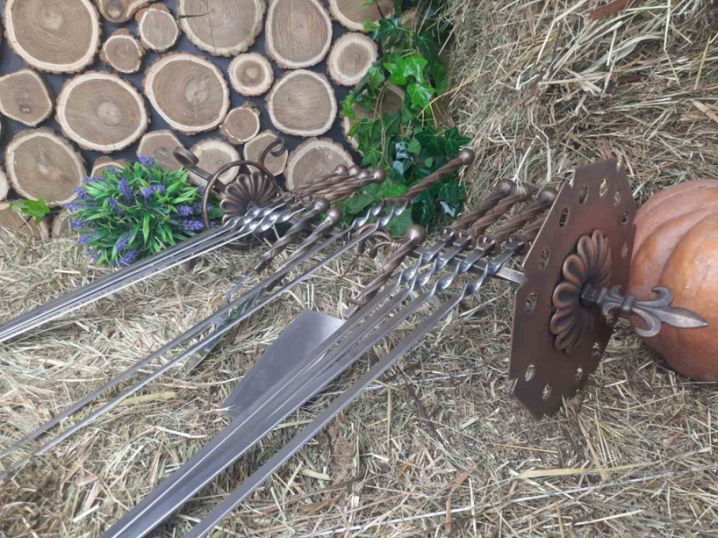 Набір із 8 шампурів "Вікінг" з кованою ручкою (700х12х3 мм) на підставці + набір із 4 аксесуарів Набір із 8 шампурів "Вікінг" з кованою ручкою (700х12х3 мм) на підставці + набір із 4 аксесуарів