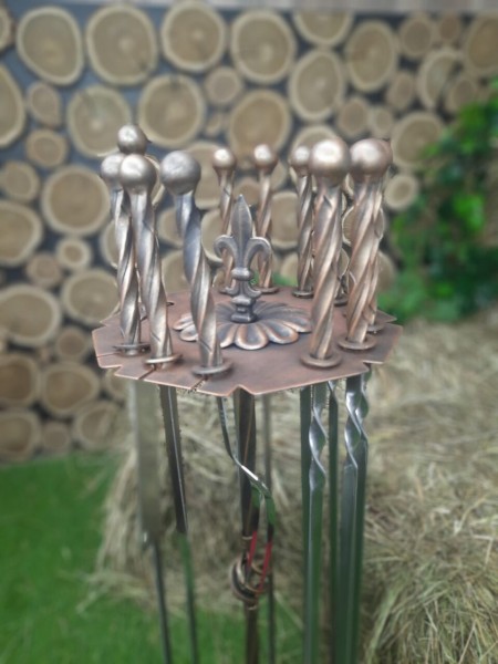 Набір із 8 шампурів "Вікінг" з кованою ручкою (700х12х3 мм) на підставці + набір із 4 аксесуарів Набір із 8 шампурів "Вікінг" з кованою ручкою (700х12х3 мм) на підставці + набір із 4 аксесуарів