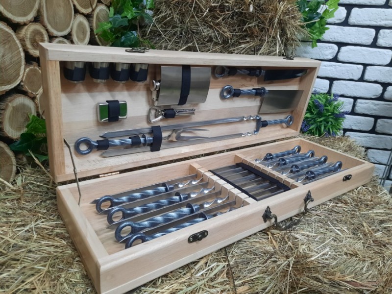 Набор из 8 шампуров "Повелитель Колец" с кованой ручкой (640х12х3 мм) в деревянном кейсе + набор аксессуаров Набор из 8 шампуров "Повелитель Колец" с кованой ручкой (640х12х3 мм) в деревянном кейсе + набор аксессуаров