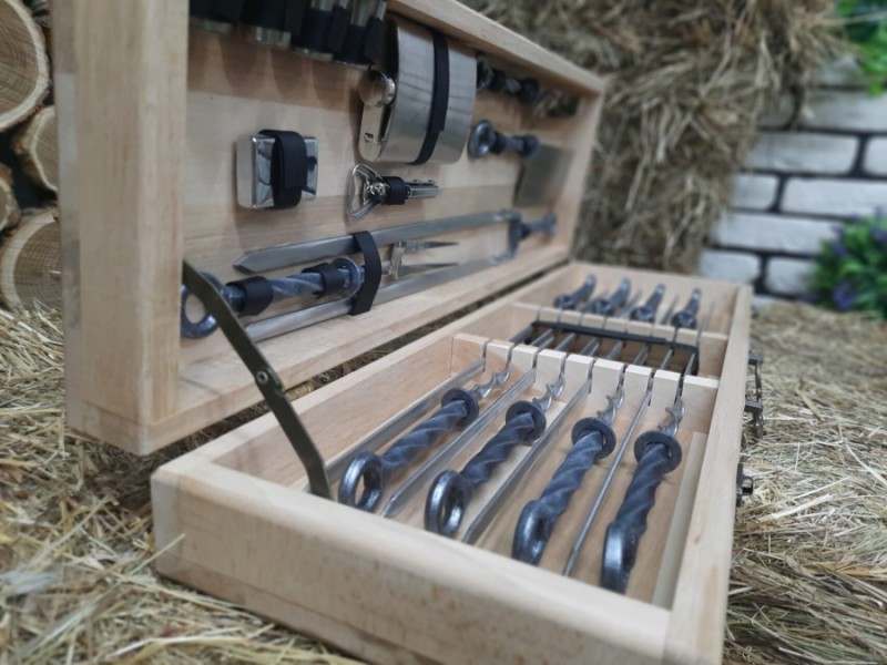 Набор из 8 шампуров "Повелитель Колец" с кованой ручкой (640х12х3 мм) в деревянном кейсе + набор аксессуаров Набор из 8 шампуров "Повелитель Колец" с кованой ручкой (640х12х3 мм) в деревянном кейсе + набор аксессуаров