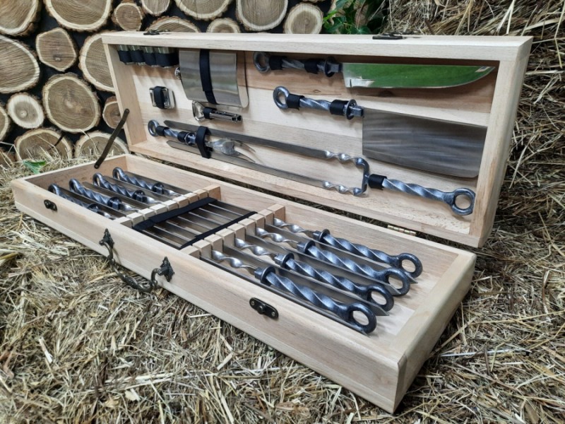 Набор из 8 шампуров "Повелитель Колец" с кованой ручкой (640х12х3 мм) в деревянном кейсе + набор аксессуаров Набор из 8 шампуров "Повелитель Колец" с кованой ручкой (640х12х3 мм) в деревянном кейсе + набор аксессуаров