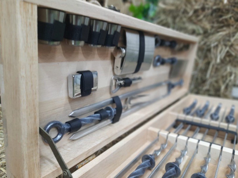 Набор из 8 шампуров "Повелитель Колец" с кованой ручкой (640х12х3 мм) в деревянном кейсе + набор аксессуаров Набор из 8 шампуров "Повелитель Колец" с кованой ручкой (640х12х3 мм) в деревянном кейсе + набор аксессуаров