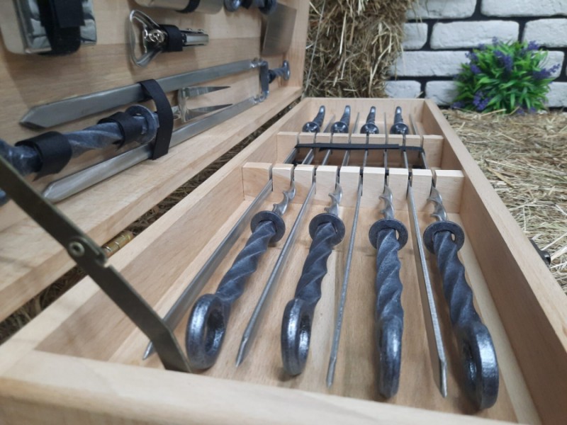 Набор из 8 шампуров "Повелитель Колец" с кованой ручкой (640х12х3 мм) в деревянном кейсе + набор аксессуаров Набор из 8 шампуров "Повелитель Колец" с кованой ручкой (640х12х3 мм) в деревянном кейсе + набор аксессуаров