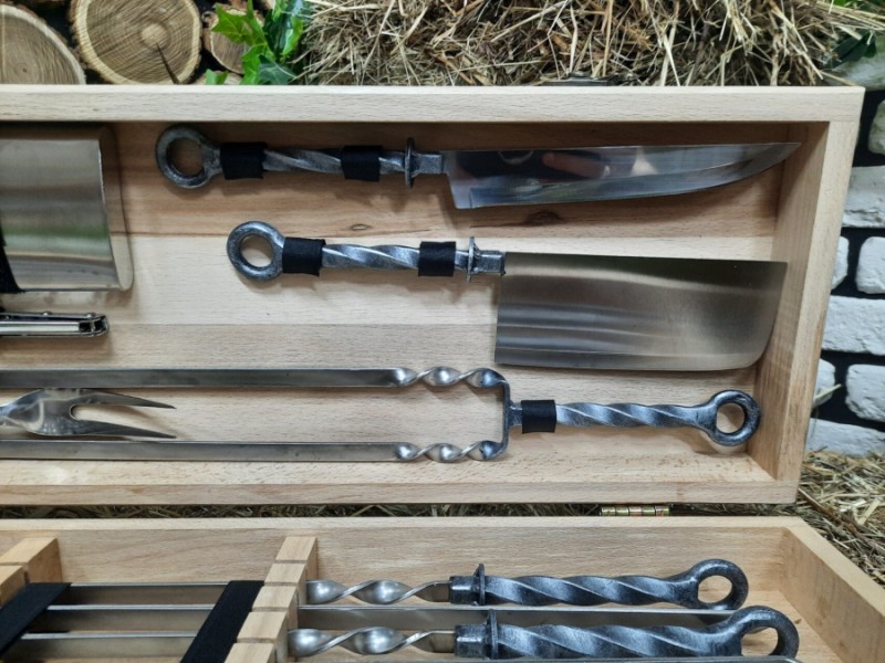 Набор из 8 шампуров "Повелитель Колец" с кованой ручкой (640х12х3 мм) в деревянном кейсе + набор аксессуаров Набор из 8 шампуров "Повелитель Колец" с кованой ручкой (640х12х3 мм) в деревянном кейсе + набор аксессуаров