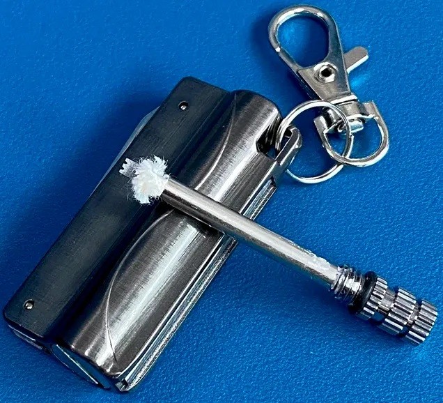 Брелок Бензиновий сірник - Кресало з ножем та відкривалкою Dolphin Брелок Бензиновий сірник - Кресало з ножем та відкривалкою Dolphin