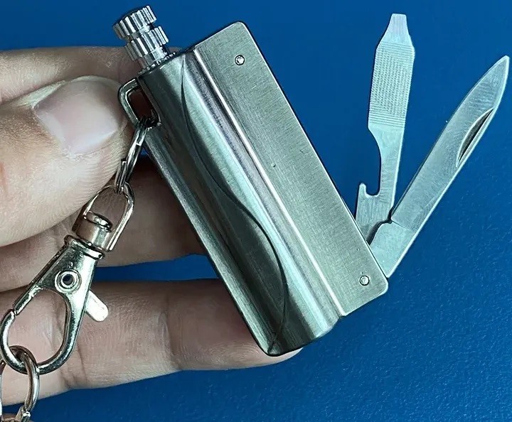 Брелок Бензиновий сірник - Кресало з ножем та відкривалкою Dolphin Брелок Бензиновий сірник - Кресало з ножем та відкривалкою Dolphin