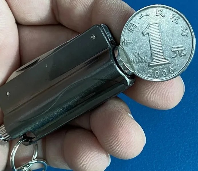 Брелок Бензиновий сірник - Кресало з ножем та відкривалкою Dolphin Брелок Бензиновий сірник - Кресало з ножем та відкривалкою Dolphin