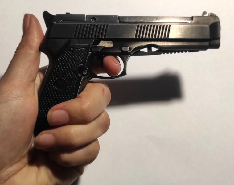 Сувенірний пістолет з ножем та запальничкою в коробці Сувенірний пістолет з ножем та запальничкою в коробці