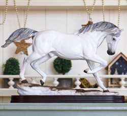 Статуэтка снежная лошадь 32,5*10*21 Статуэтка снежная лошадь 32,5*10*21
