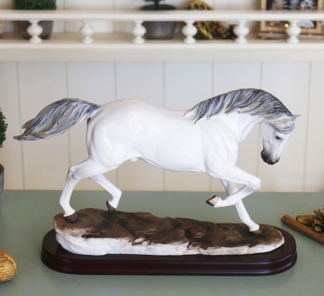 Статуетка сніжний кінь 32,5*10*21 Статуетка сніжний кінь 32,5*10*21