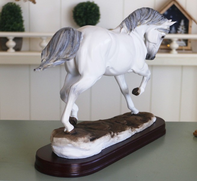 Статуетка сніжний кінь 32,5*10*21 Статуетка сніжний кінь 32,5*10*21