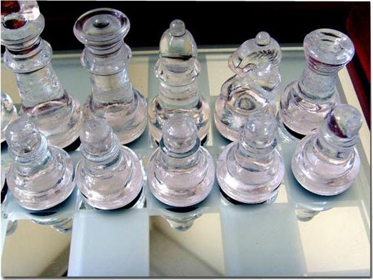 Шахматы стеклянные в деревянном кейсе 
