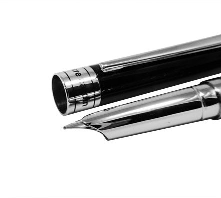 Набір Ручка перова та годинник Pierre Cardin . Набір Ручка перова та годинник Pierre Cardin .