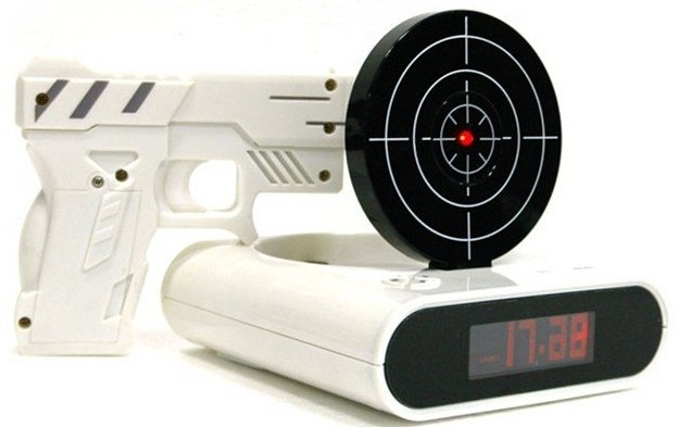 Будильник із пістолетом білий . Будильник із пістолетом білий .