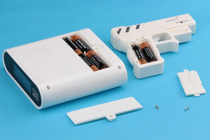 Будильник із пістолетом білий . Будильник із пістолетом білий .