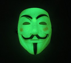 Маска Гая Фокс белая светящаяся в темноте Маска Гая Фокс белая светящаяся в темноте