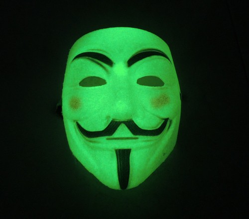 Маска Гая Фокс белая светящаяся в темноте Маска Гая Фокс белая светящаяся в темноте