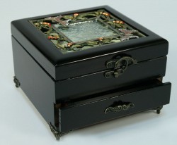 Скринька метелика над озером Скринька метелика над озером