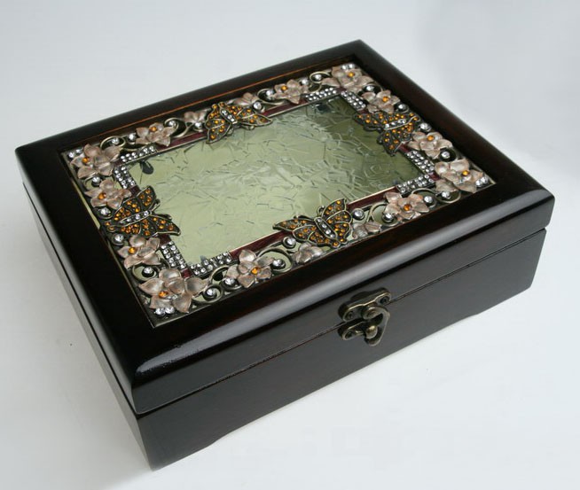 Скринька метелика з квітами Скринька метелика з квітами